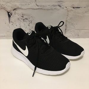 Women’s Nike Tennis Shoes Size 7.5